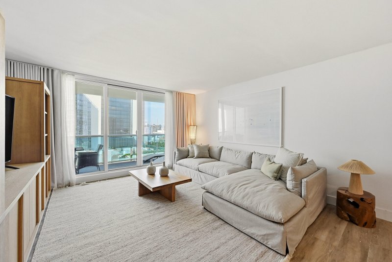 Condo for sale at Roney Palace 1205