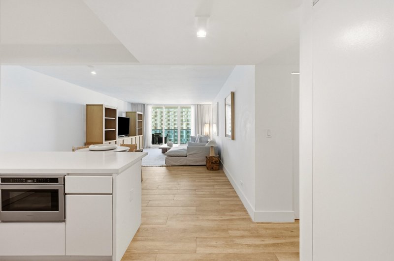 Condo for sale at Roney Palace 1205