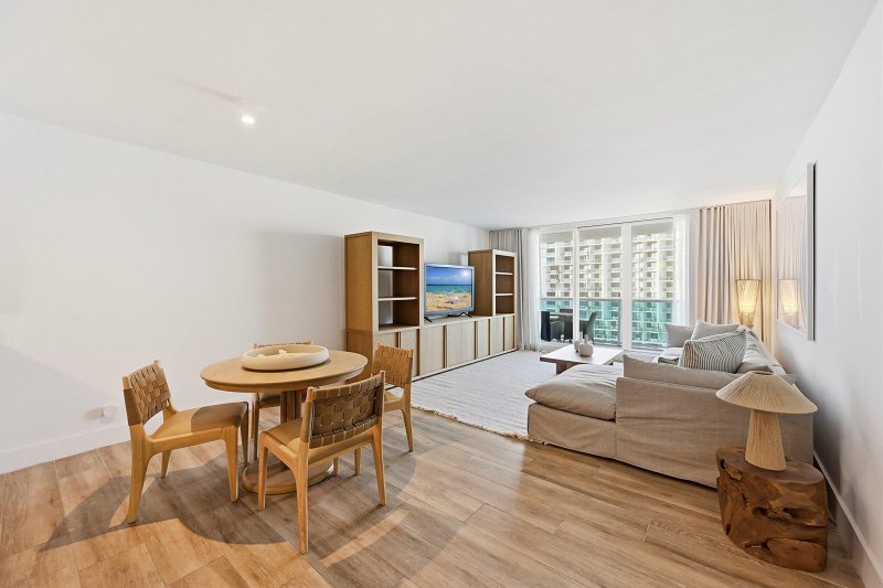 Condo for sale at Roney Palace 1205