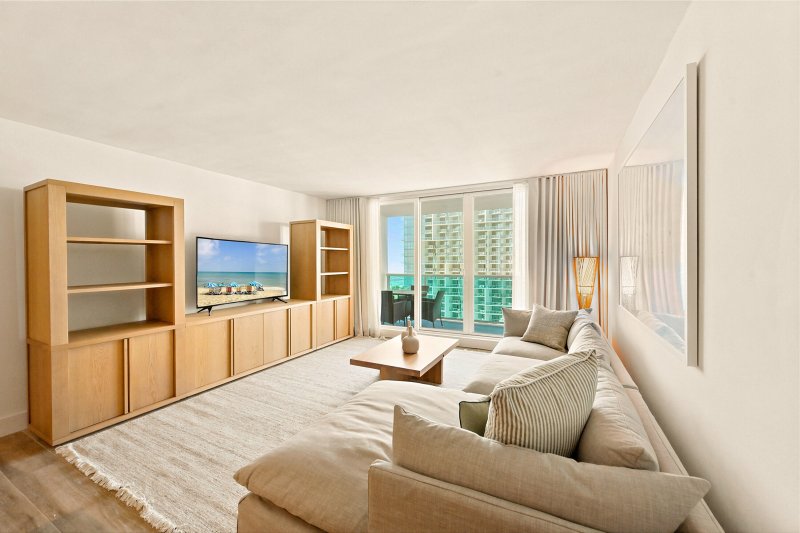 Condo for sale at Roney Palace 1205