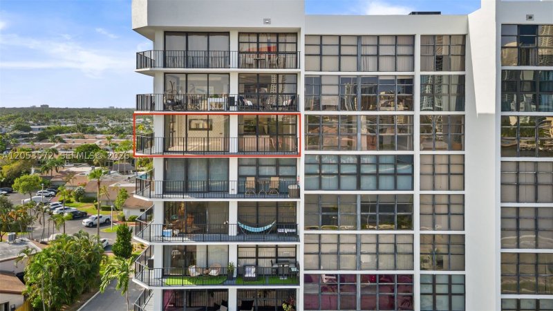 Condo for sale at 200 Leslie 930