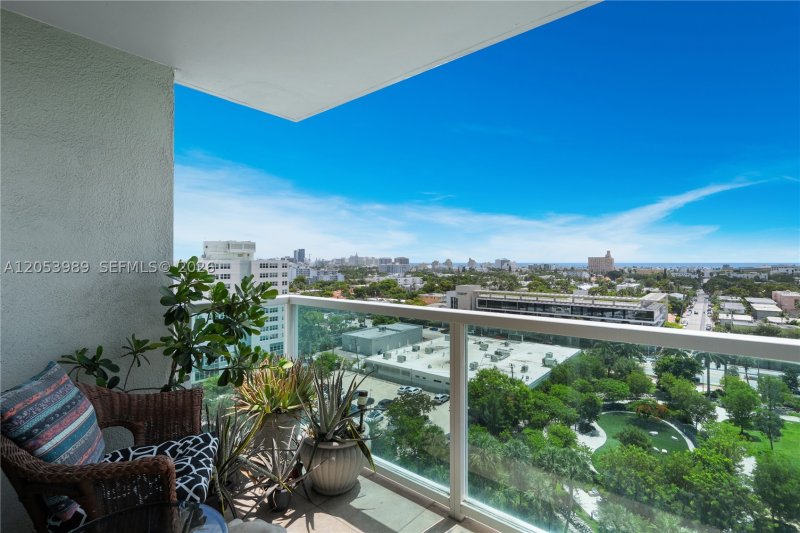 Condo for sale at Floridian 1208