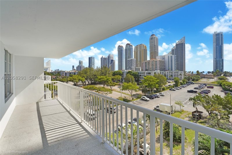 Condo for sale at Winston Towers 617