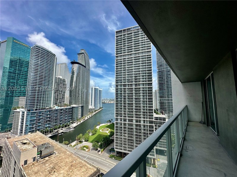 Comprar apartamento en 500 Brickell East Tower 2407