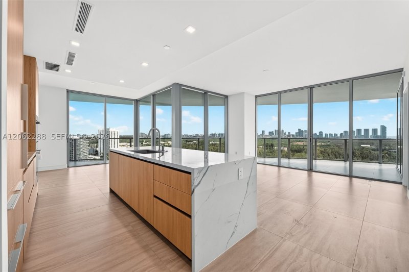 Condo for sale at One Park Tower by Turnberry 2011