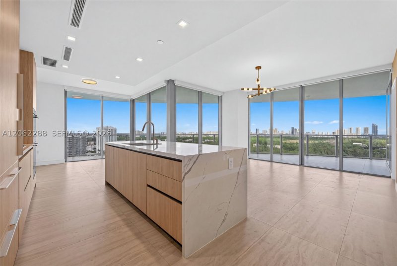 Condo for sale at One Park Tower by Turnberry 2011
