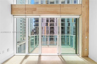 Comprar apartamento no Brickell on the River South 906