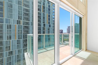 Comprar apartamento no Brickell on the River South 906