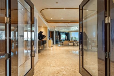 Comprar apartamento no Turnberry Ocean Colony 603