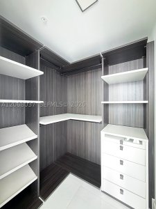 Comprar apartamento en Merrick Manor 609