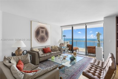 Villa Regina Apt #1105