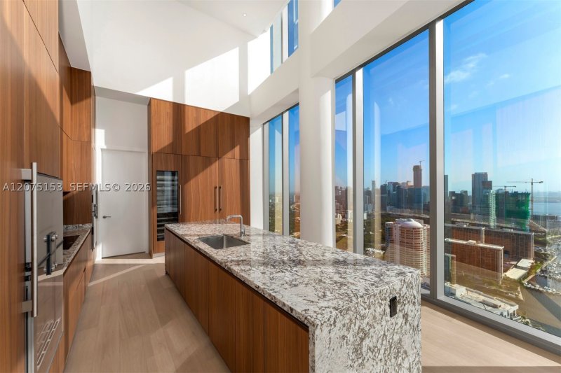 Comprar apartamento en Una Residences at Brickell UPH01