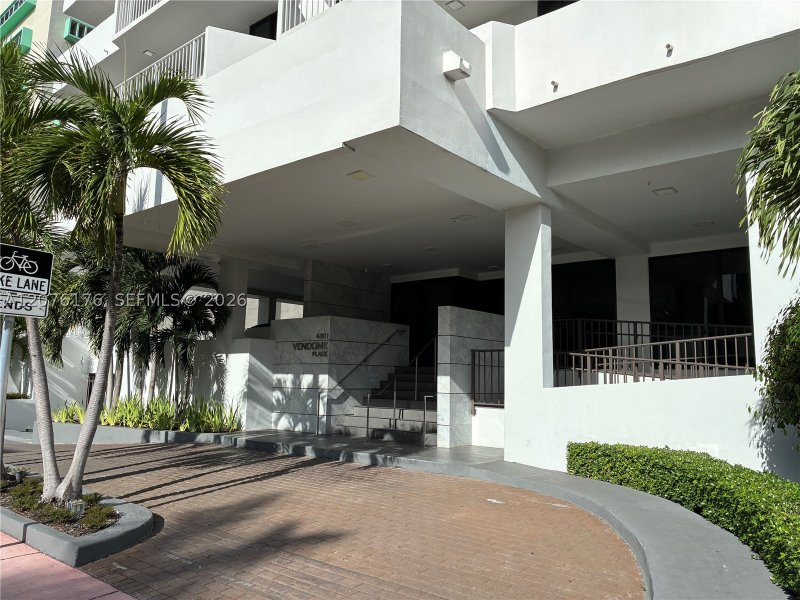 Condo for sale at Vendome Place 402