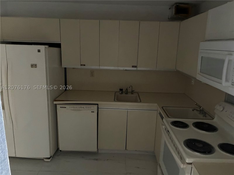 Condo for sale at Vendome Place 402