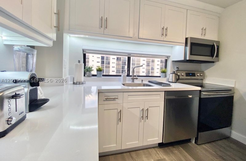 Apartment for rent at Plaza of the Americas 703