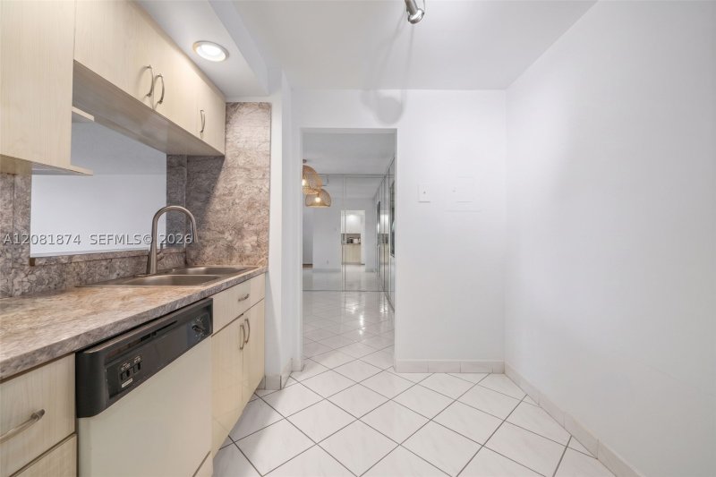 Condo for sale at Arlen House 1428