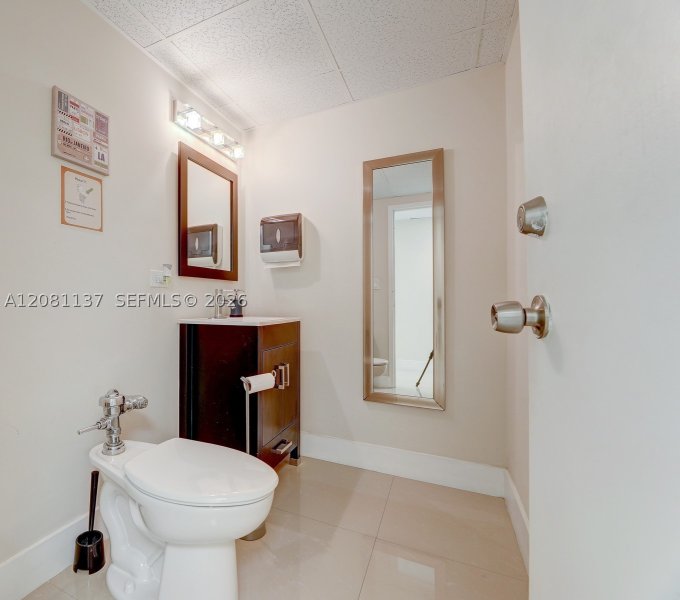 Comprar apartamento no Four Ambassadors 246-7