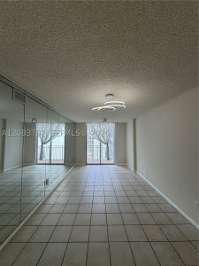 Aluguel de apartamento no Fortune House 2512