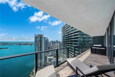 Comprar apartamento no Paraiso Bay Miami PH5003