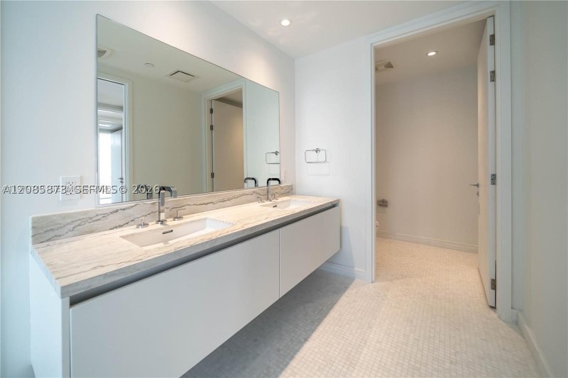 Comprar apartamento no Missoni Baia 3006