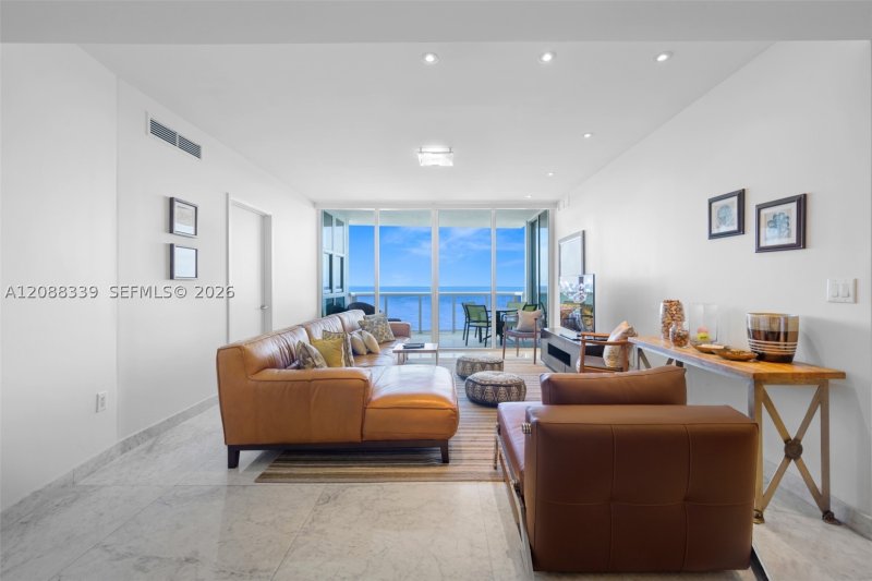 Condo for sale at Trump Royale 1006