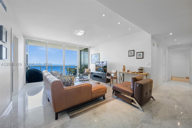 Condo for sale at Trump Royale 1006