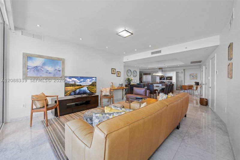 Condo for sale at Trump Royale 1006