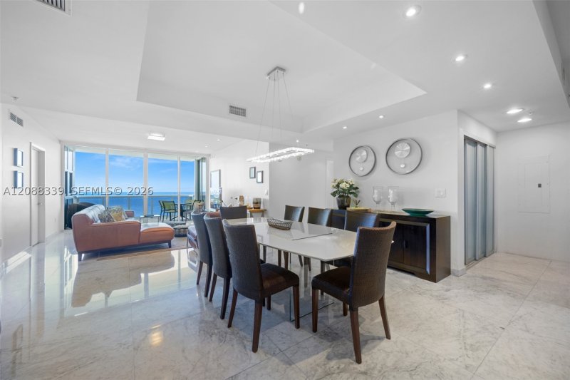 Condo for sale at Trump Royale 1006