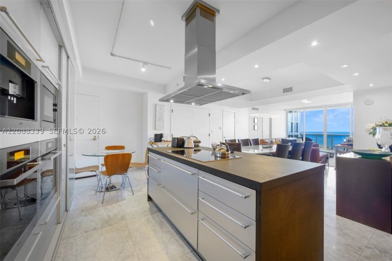 Condo for sale at Trump Royale 1006