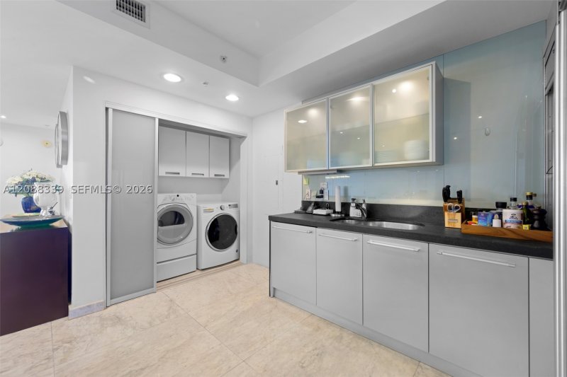 Condo for sale at Trump Royale 1006