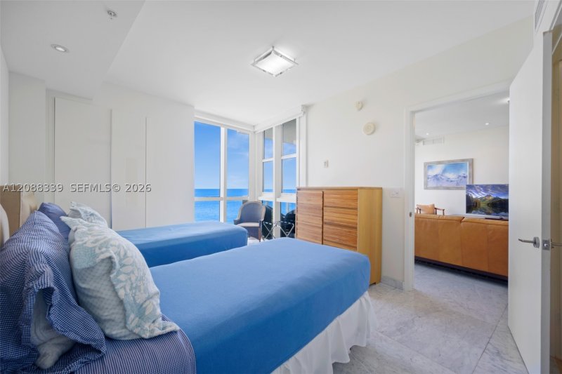Condo for sale at Trump Royale 1006