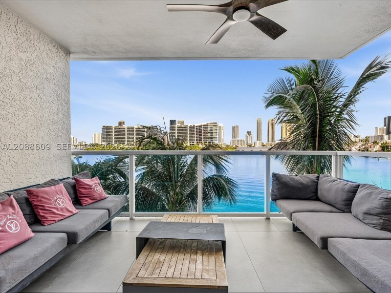 Condo for sale at Peninsula I 402