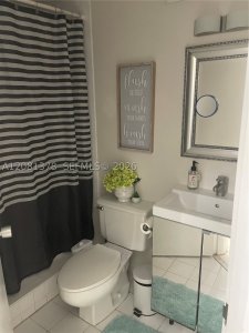 Comprar apartamento no Four Ambassadors 767