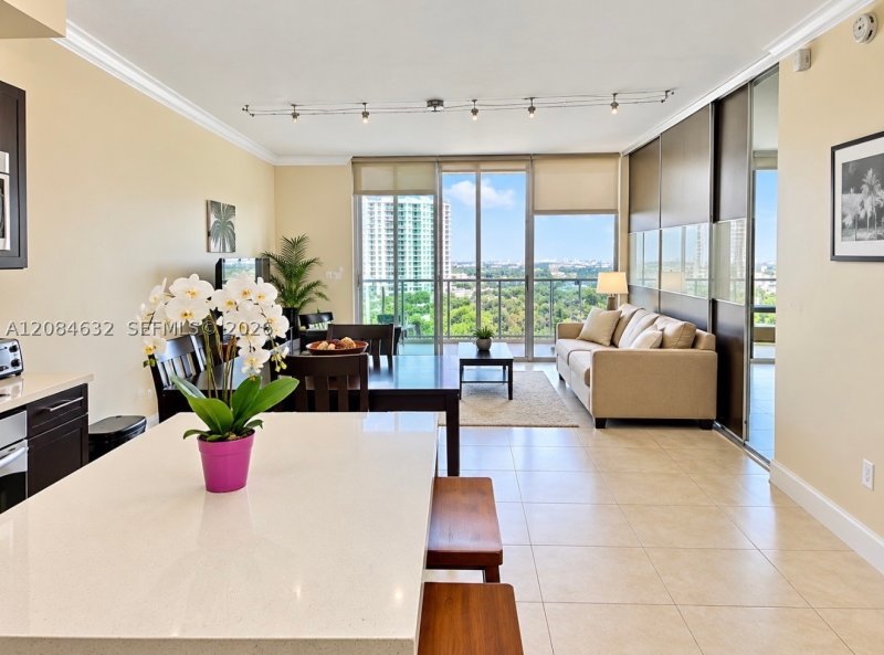 Condo for sale at The Ivy 1403