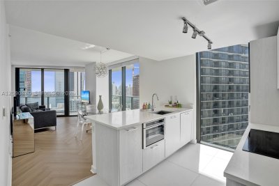 Comprar apartamento no Paraiso Bayviews 2808