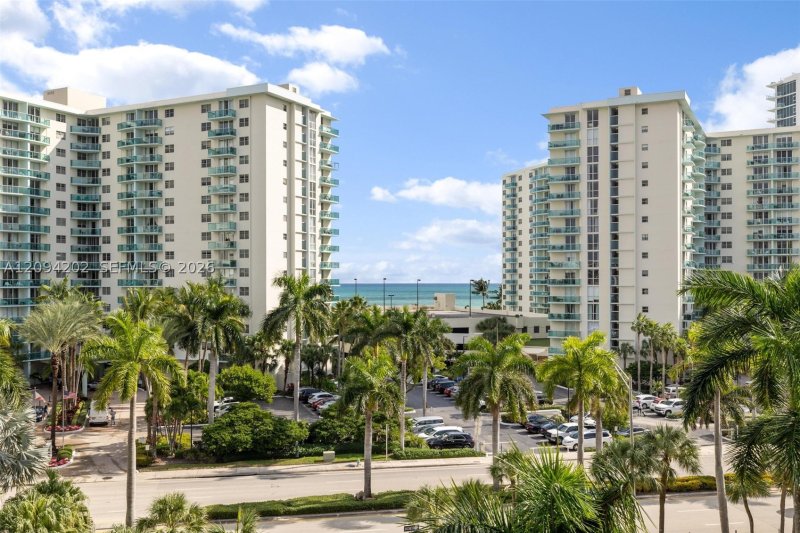 Apartment for rent at Hallmark of Hollywood 516