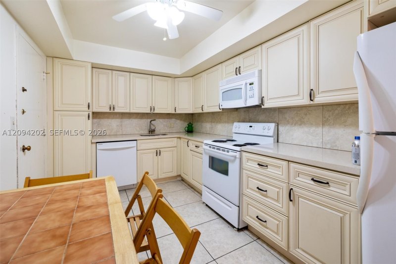 Apartment for rent at Hallmark of Hollywood 516