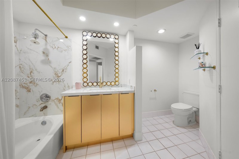 Condo for sale at Waverly 811