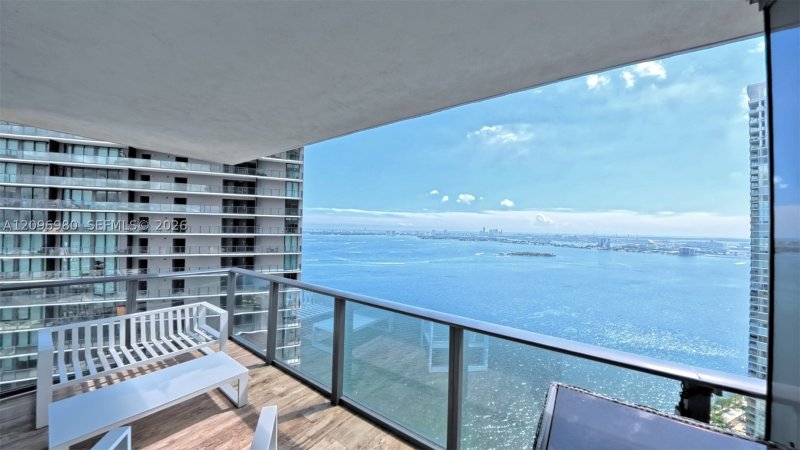 Comprar apartamento no Paraiso Bay Miami 3707