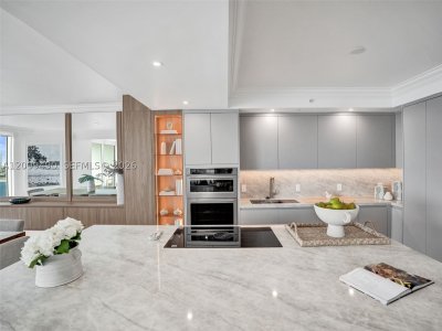 Comprar apartamento no Peninsula I 1502