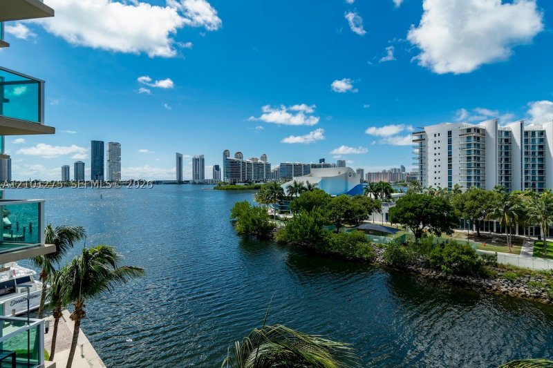 Condo for sale at Aventura Marina II 516