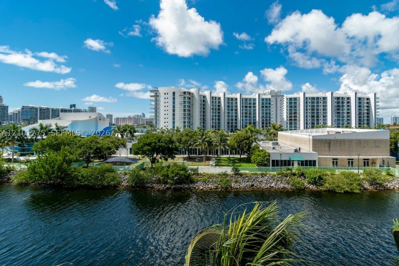 Condo for sale at Aventura Marina II 516