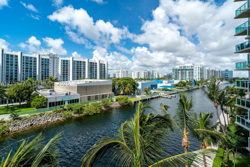 Condo for sale at Aventura Marina II 516