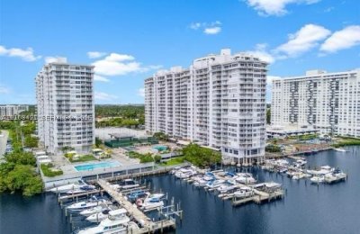 Del Prado Aventura Apt #702