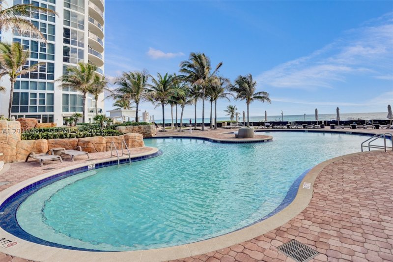Condo for sale at Trump Royale 3402