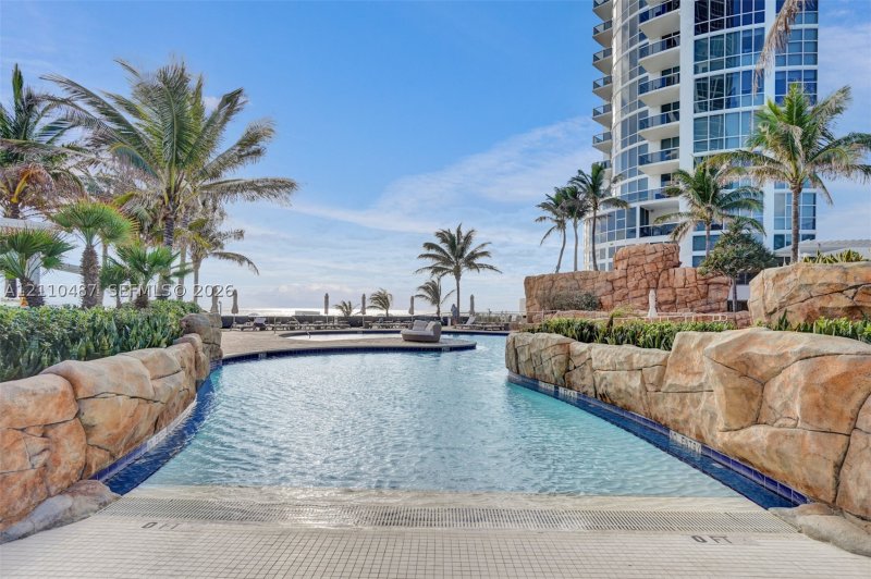 Condo for sale at Trump Royale 3402