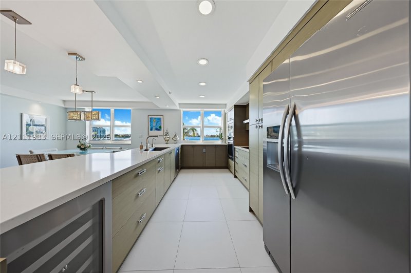 Comprar apartamento no Yacht Club at Portofino TH-8