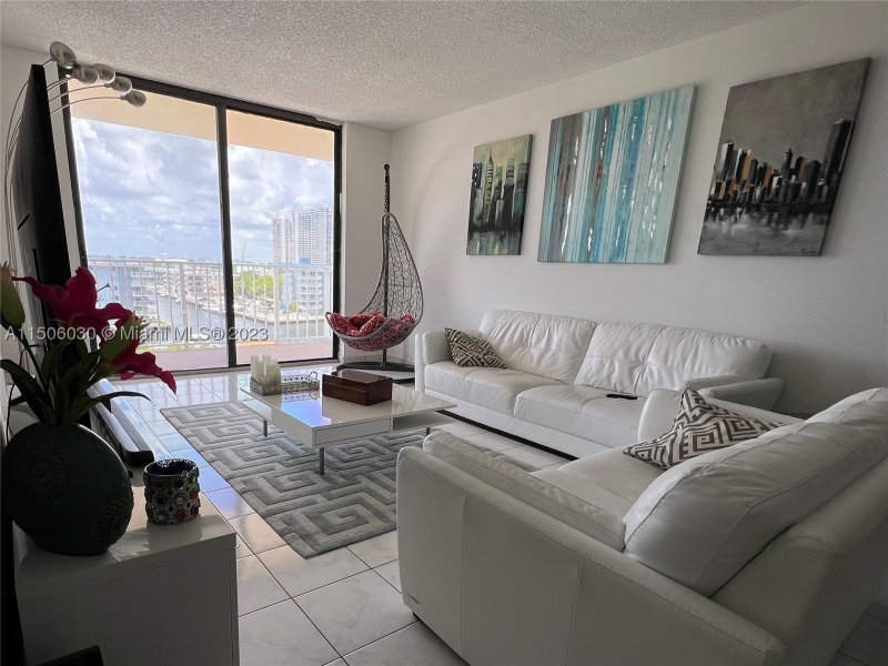 Condo for sale at Winston Towers 702