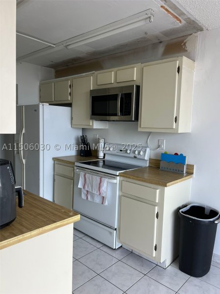 Condo for sale at Winston Towers 702
