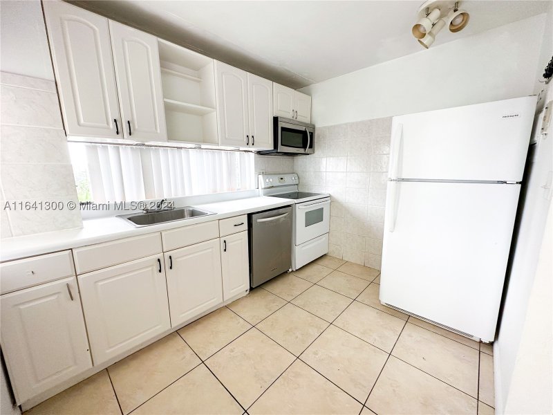 Condo for sale at Plaza of the Americas 915